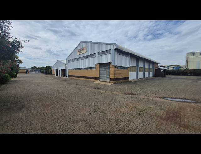2,450M² WAREHOUSE TO LET IN APEX